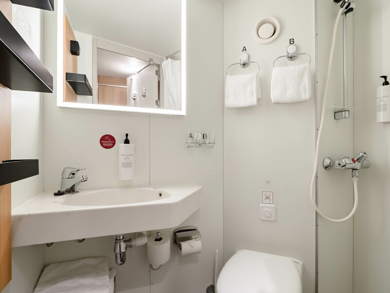 Polar Outside | Twin bunk beds on middle deck with window